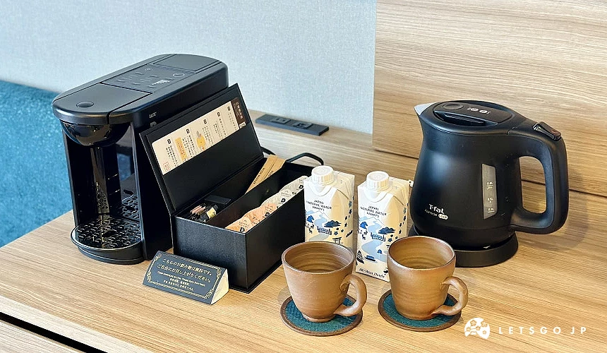 房內附有自動咖啡機、熱水壺、咖啡與紅茶、罐裝水與備前燒杯器攝影:Angie