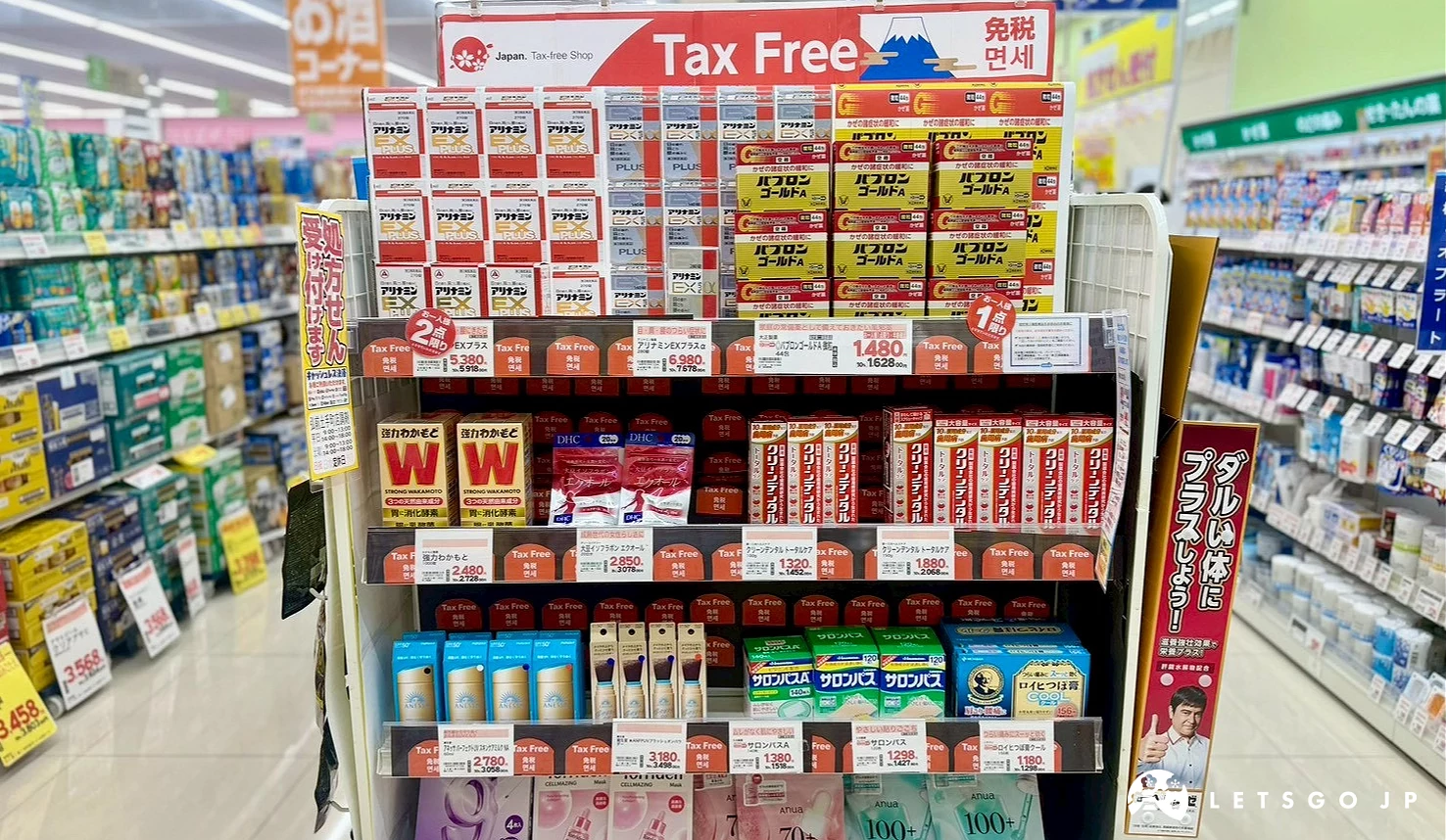 藥妝店內免稅專區的獨立商品陳列架,上方掛有紅底白字的「Tax Free」免稅服務日英文指示牌。