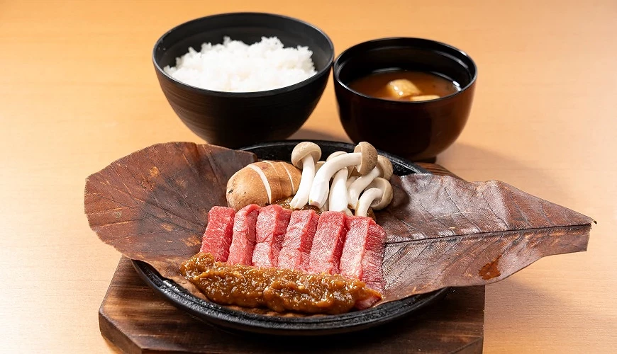 以葉子盛載牛肉、菇類的岐阜鄉土料理朴葉燒與白飯、味噌湯