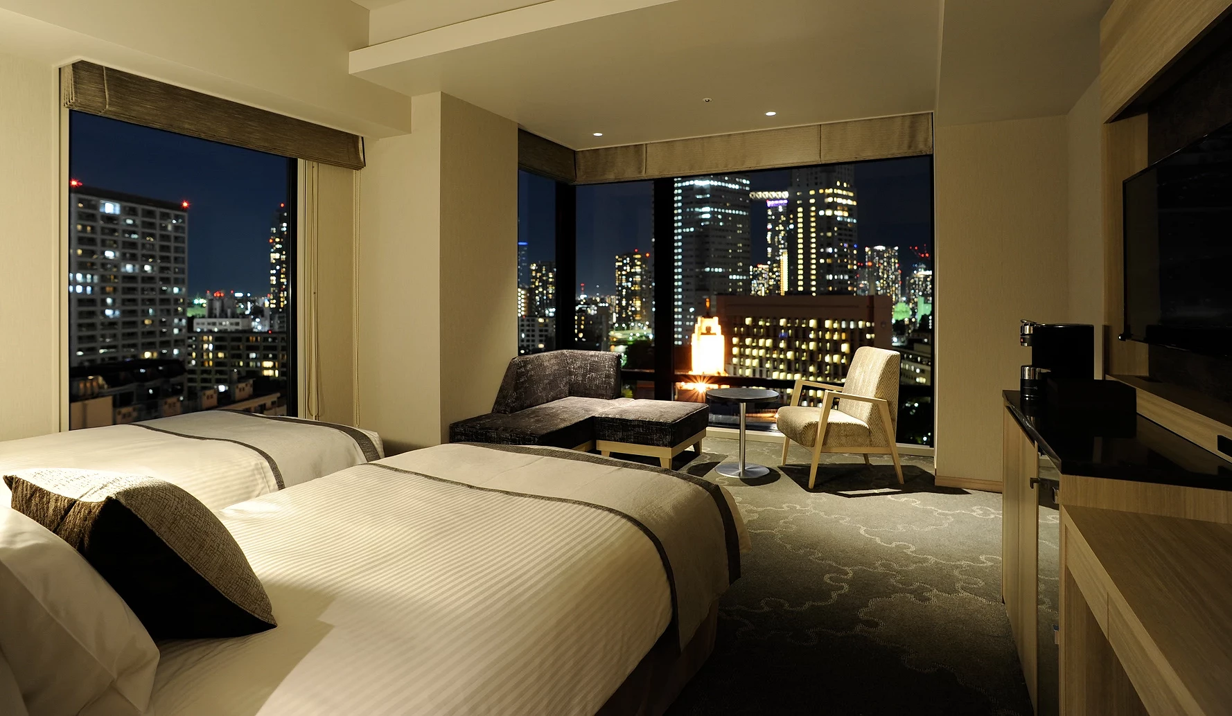 房間內部與玻璃窗外的東京夜景