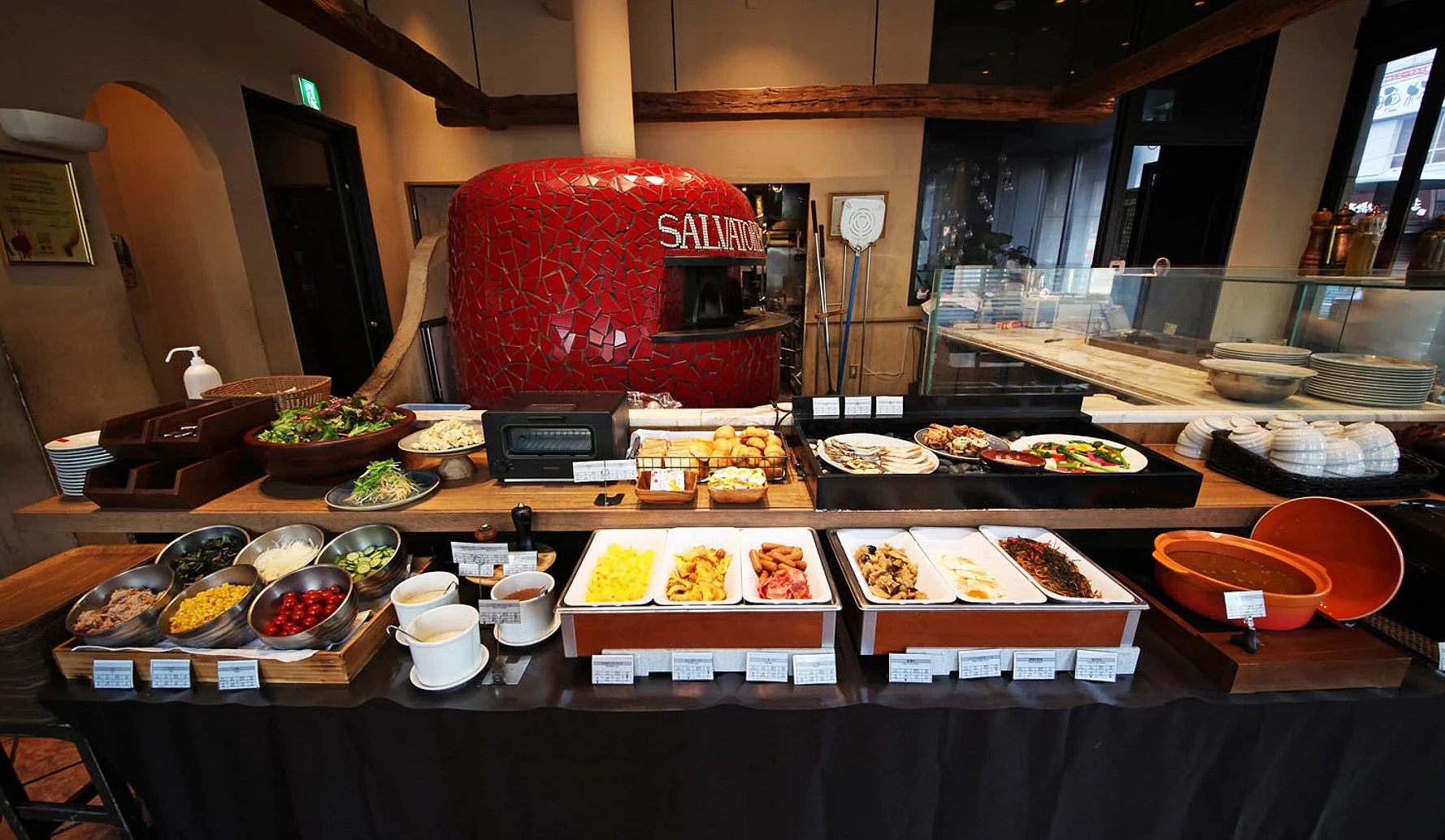 餐廳內部裝潢和擺放早餐的地方