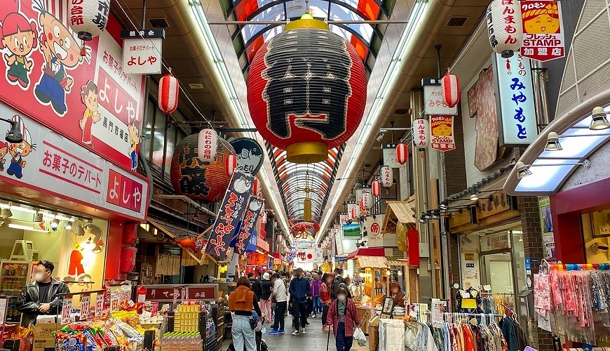 掛著大紅燈籠的黑門市場街景
