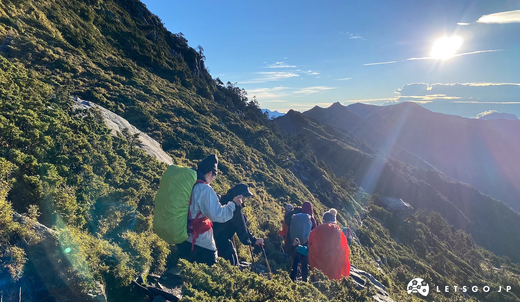 一群人在爬山