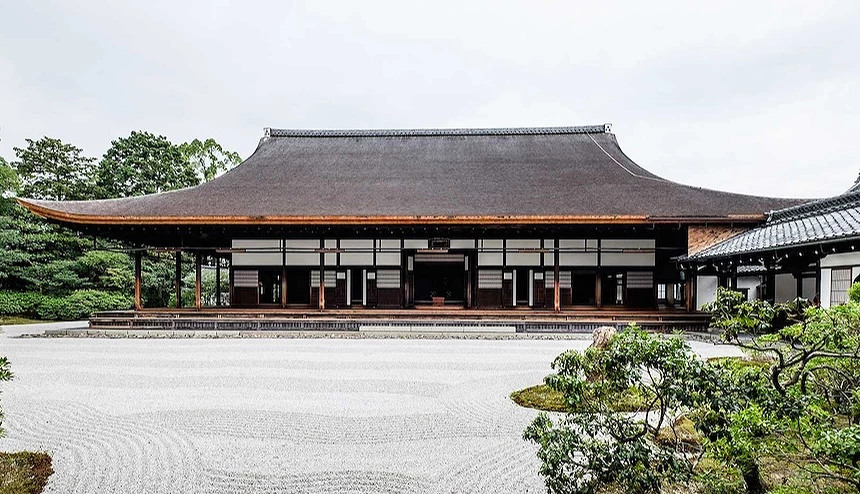 傳統日式木造建築與擁有白砂砂紋的枯山水庭園