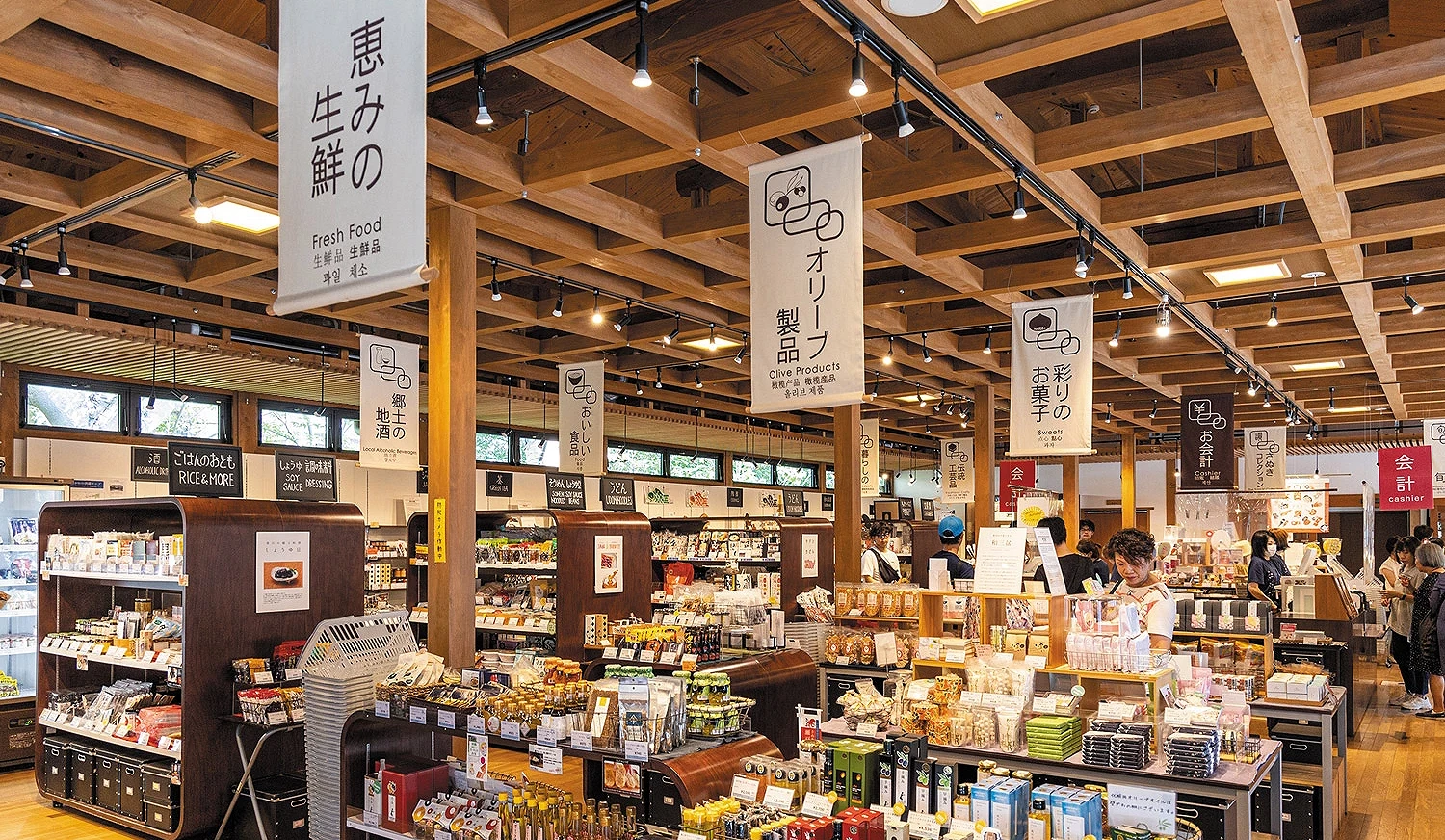 香川物产馆「栗林庵」店内宽敞,陈列多种商品