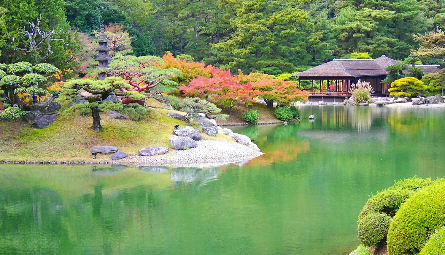 栗林公园南湖的景色