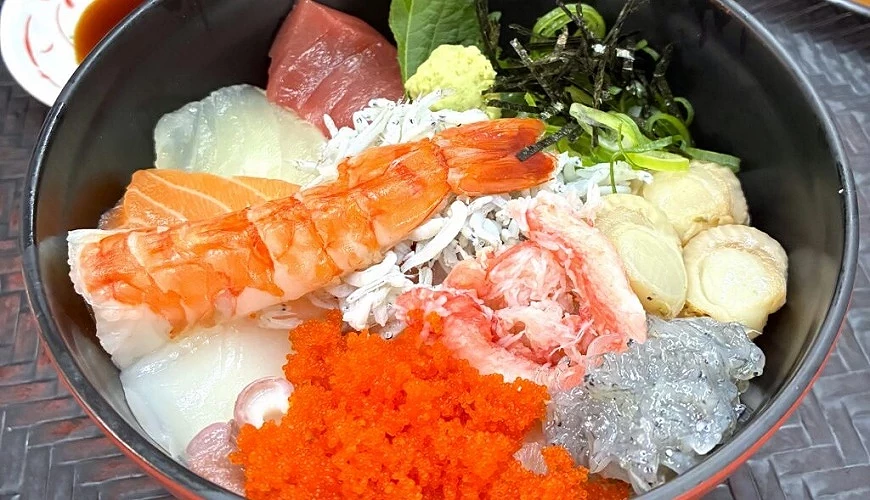 盛著蝦子、魚卵等材料的黑門三平的海鮮丼