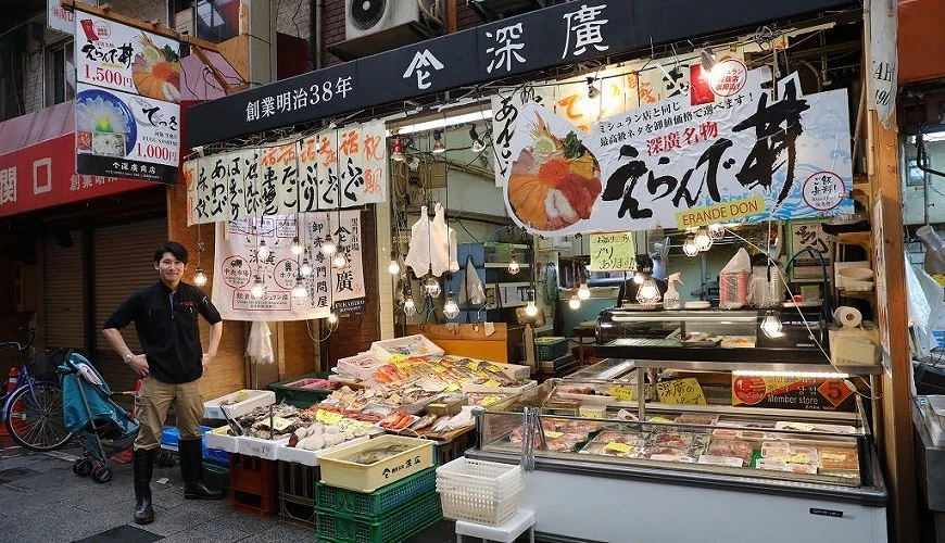 深廣店員與擺滿海鮮的店面