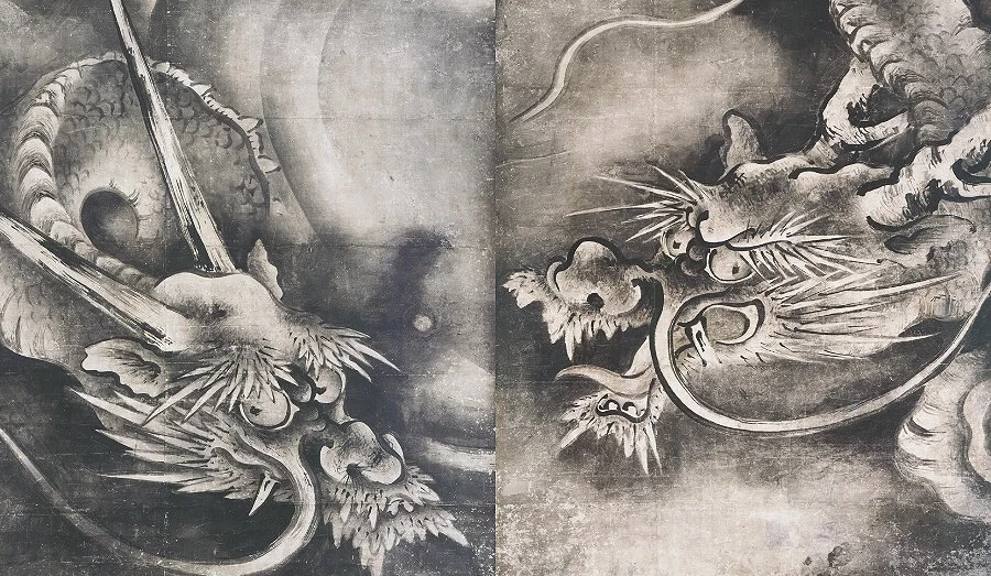 和室拉门上以水墨画风格绘有巨大的龙头