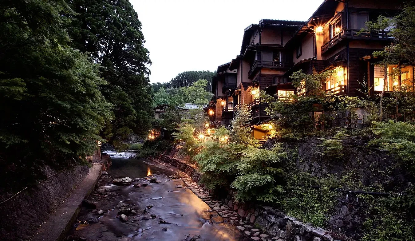 白天的黑川温泉街