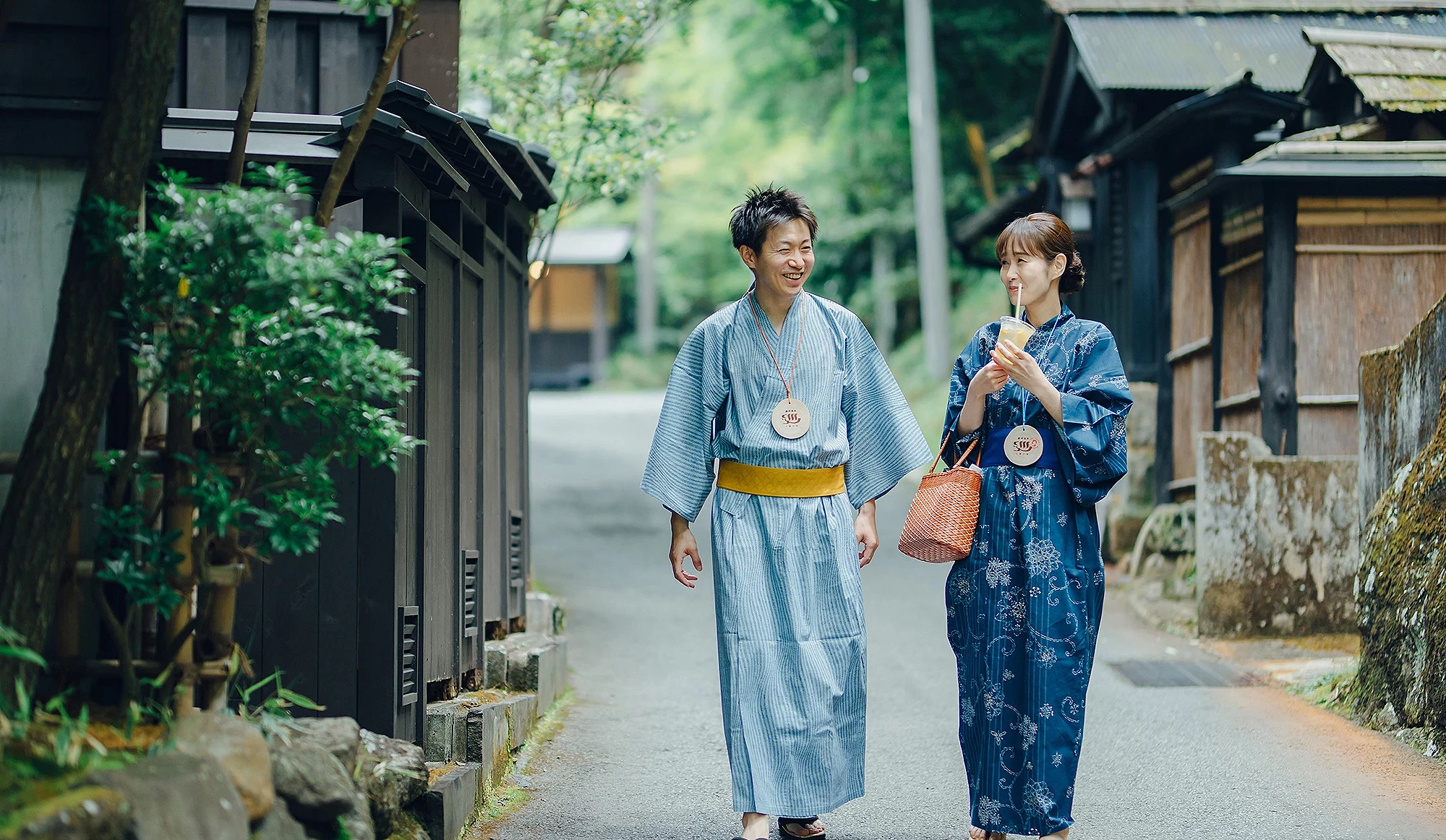 租借和服及浴衣在温泉街上散步
