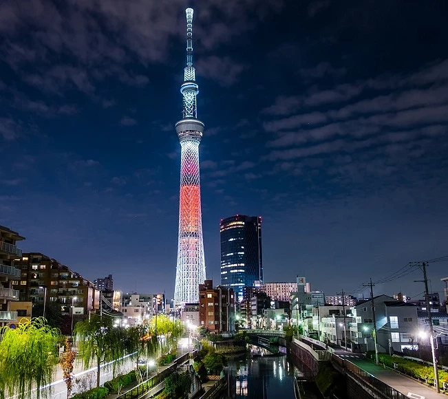 水岸夜色與紅色的晴空塔