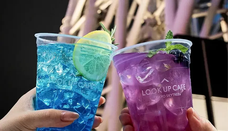 繽紛的飲料與夜色中的晴空塔
