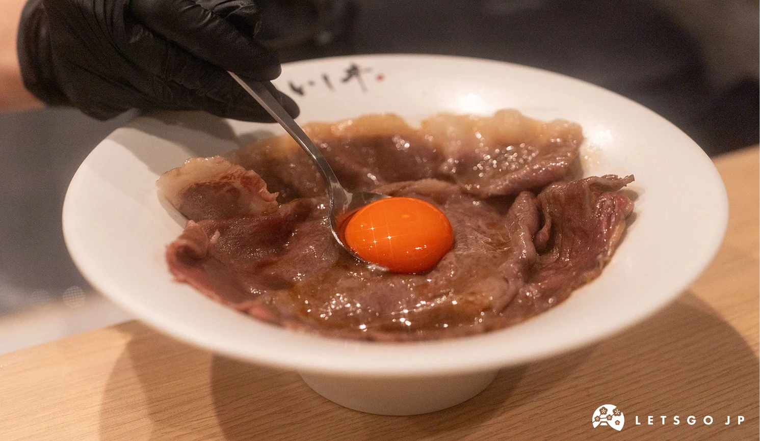 店員在烏龍麵上加上十六代真赤卵