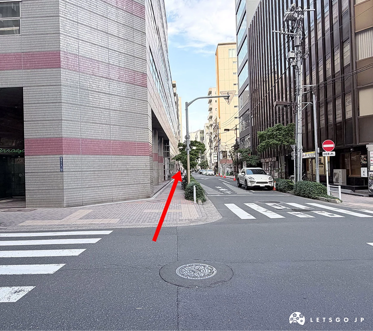 過馬路後繼續向前走