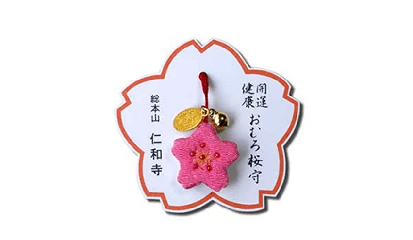 樱花花朵造型的粉色护身符,附有铃铛