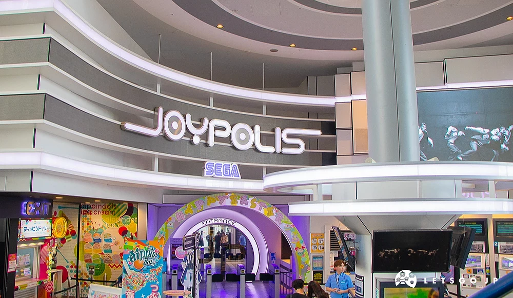 JOYPOLIS 主題樂園入口 JOYPOLIS 樂園室內入口處,上方設有品牌發光字樣,下方為圓形閘門。