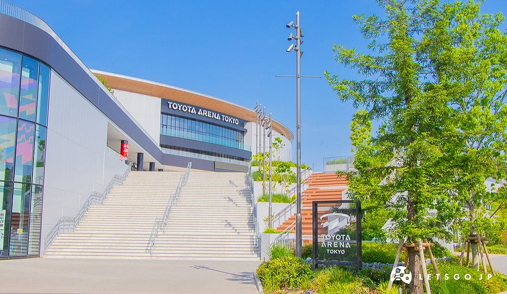 TOYOTA ARENA TOKYO 外觀 現代化體育館大樓,前方有白色寬闊石階,右側立有黑色品牌標誌牌。