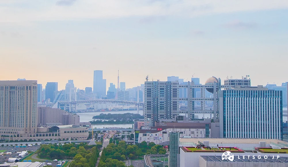 台場城市遠景 從高處俯瞰台場,可見富士電視台、彩虹大橋與遠方的東京鐵塔。