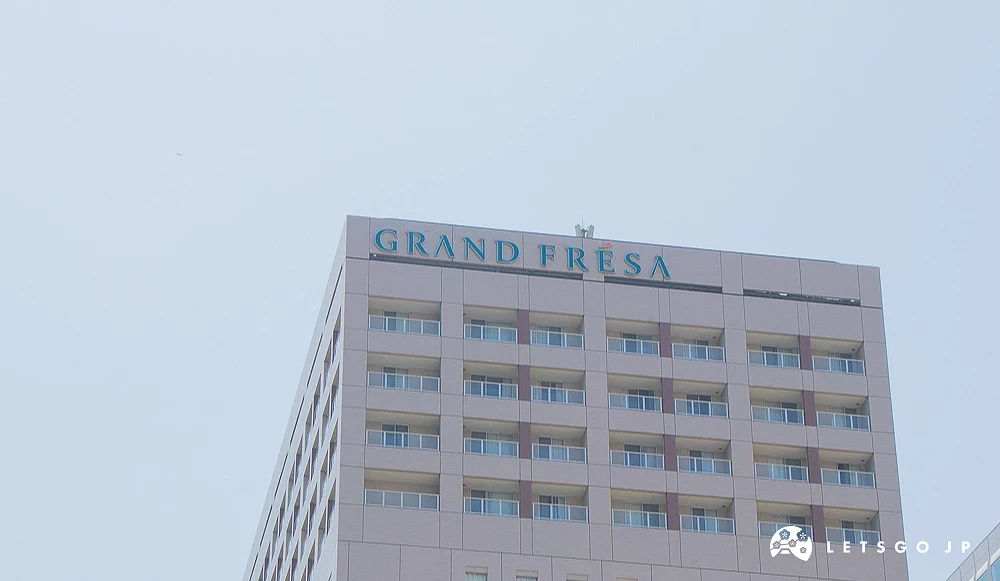 GRAND FRESA 飯店高樓 高層飯店大樓頂端,標示著藍色的「GRAND FRESA」品牌字樣。