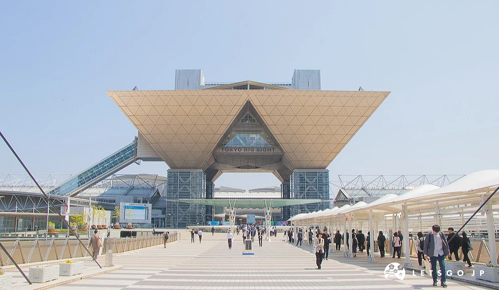 東京國際展示場 TOYOTA BIG SIGHT 倒金字塔型指標建築,前方為寬闊的行人步道。