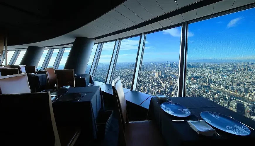 可以俯瞰東京城景的窗邊座位