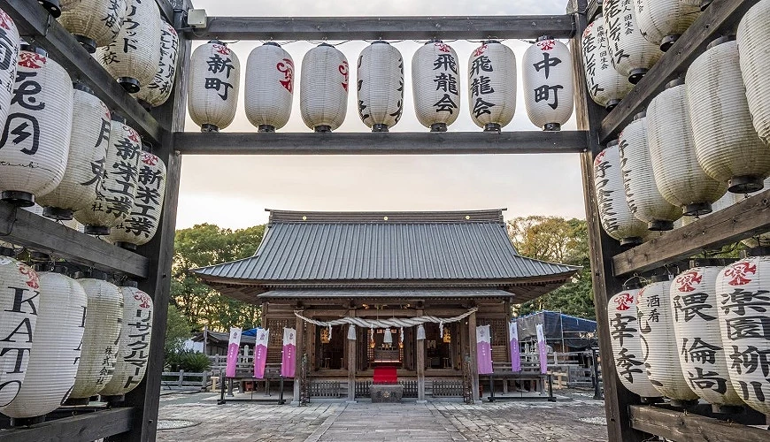 三柱神社拜殿與前方的奉納燈籠