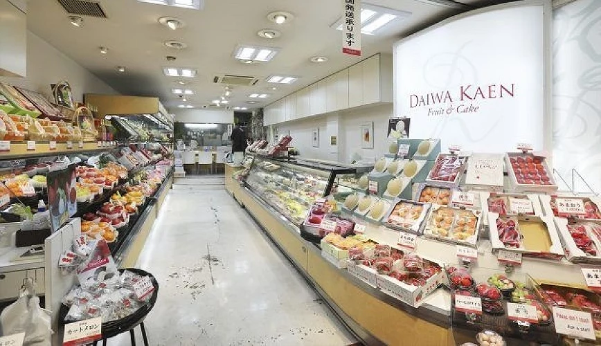 放滿水果的 DAIWA 果園店面