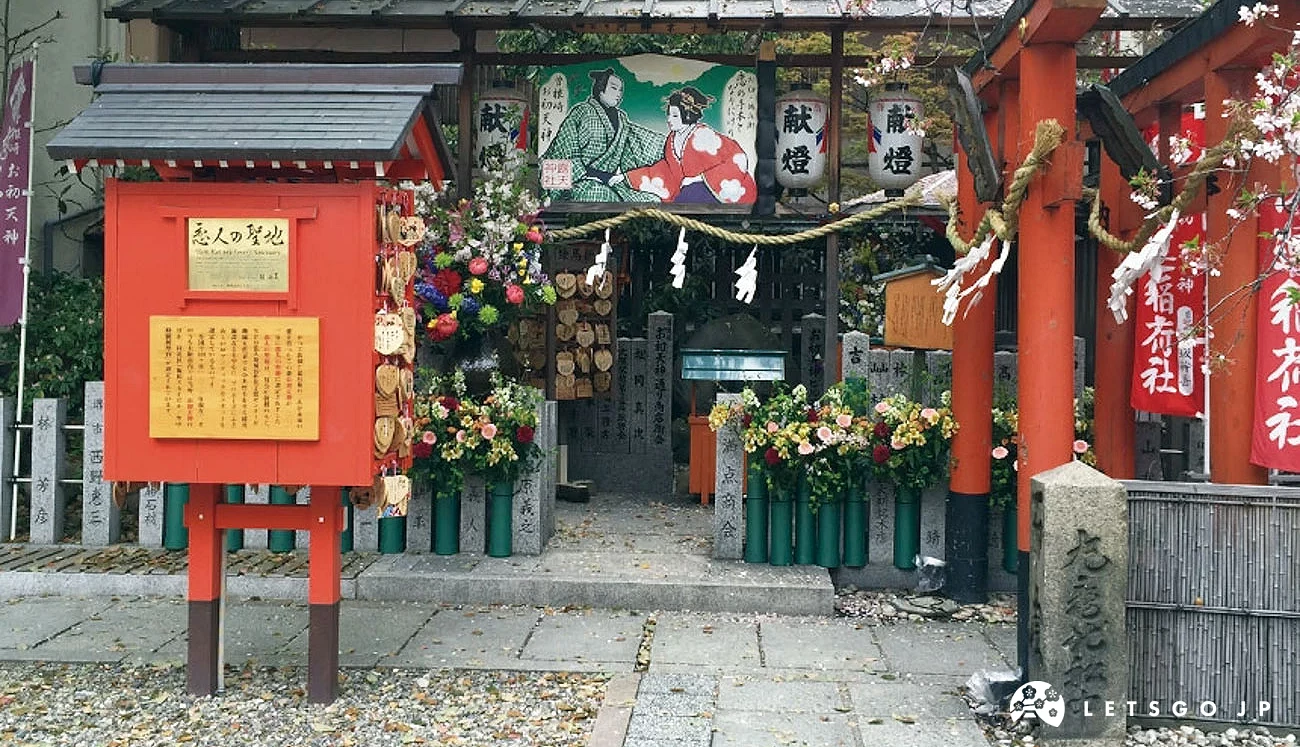 露天神社內到處都有阿初與德兵衛的畫像
