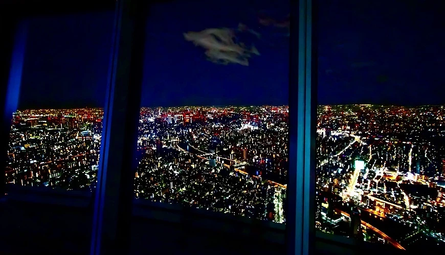 從天望甲板大片玻璃看見的璀璨東京夜景