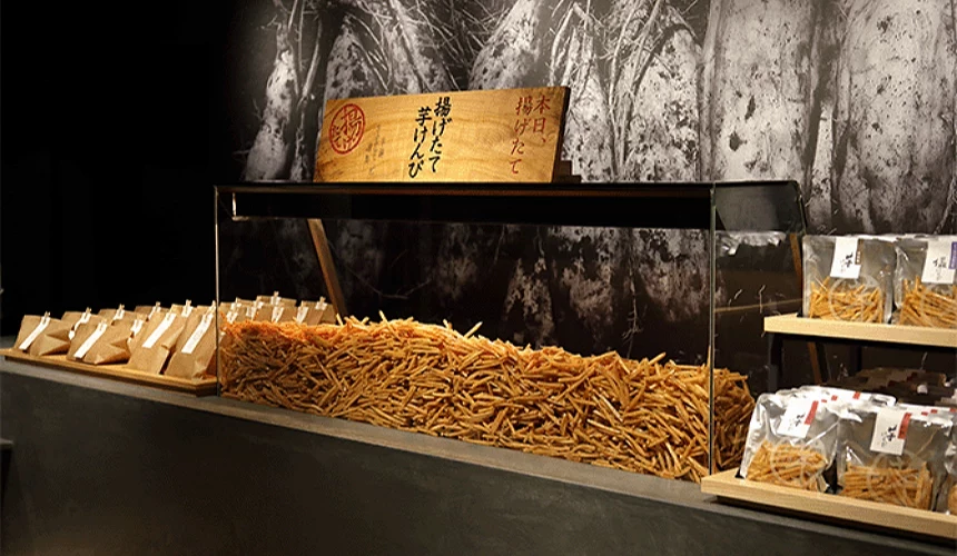 展示柜中堆满炸地瓜条,两侧陈列着袋装商品