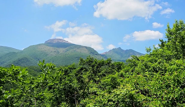 那须高原展望台眺望夏季那须岳景色,蓝天白云下群山连绵、绿意盎然,呈现栃木县那须地区清爽的高原风光