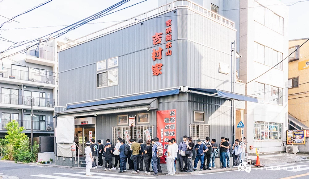 大排長龍的拉麵店,建築是灰色鐵皮風格