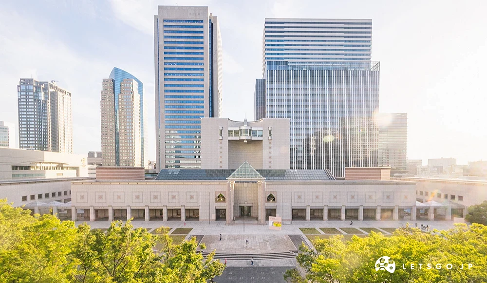 對稱形的建築,前方有極大的廣場後方有高樓大廈