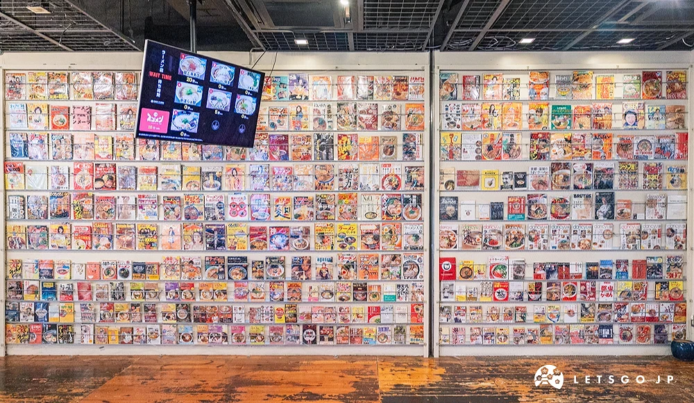 充滿著拉麵雜誌的書牆
