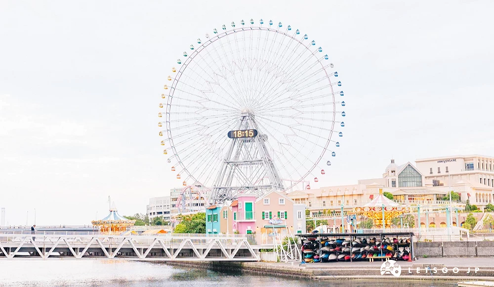 落在市區中的小型遊樂園,裡面設施的顏色相當多彩繽紛