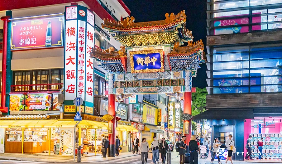經典的中華街拱門和旁邊顯眼的橫濱大飯店