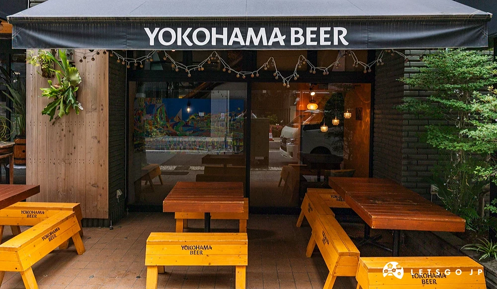 有著黑色遮陽棚和多張黃色長椅的餐廳門口