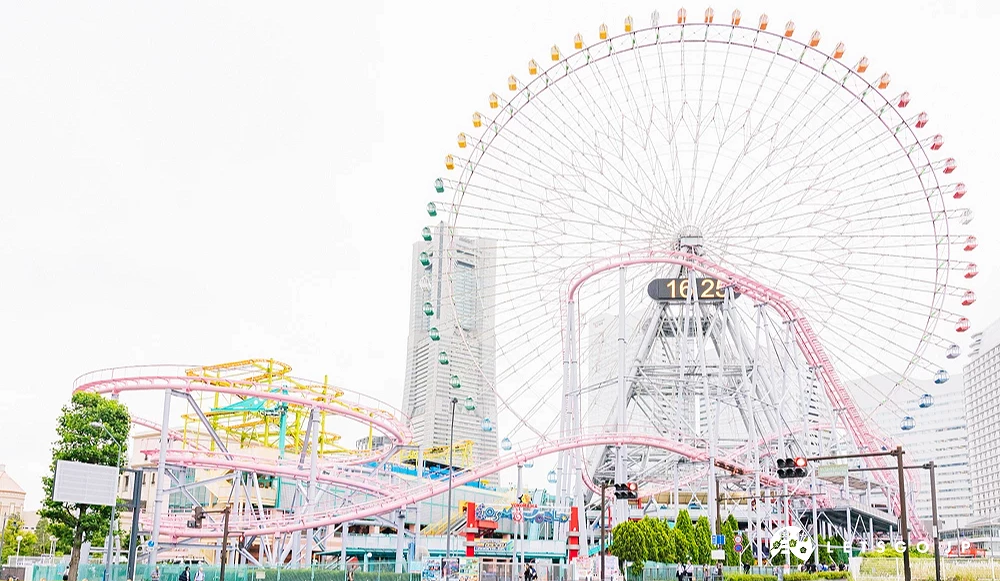 落在市區中的小型遊樂園,裡面設施的顏色相當多彩繽紛