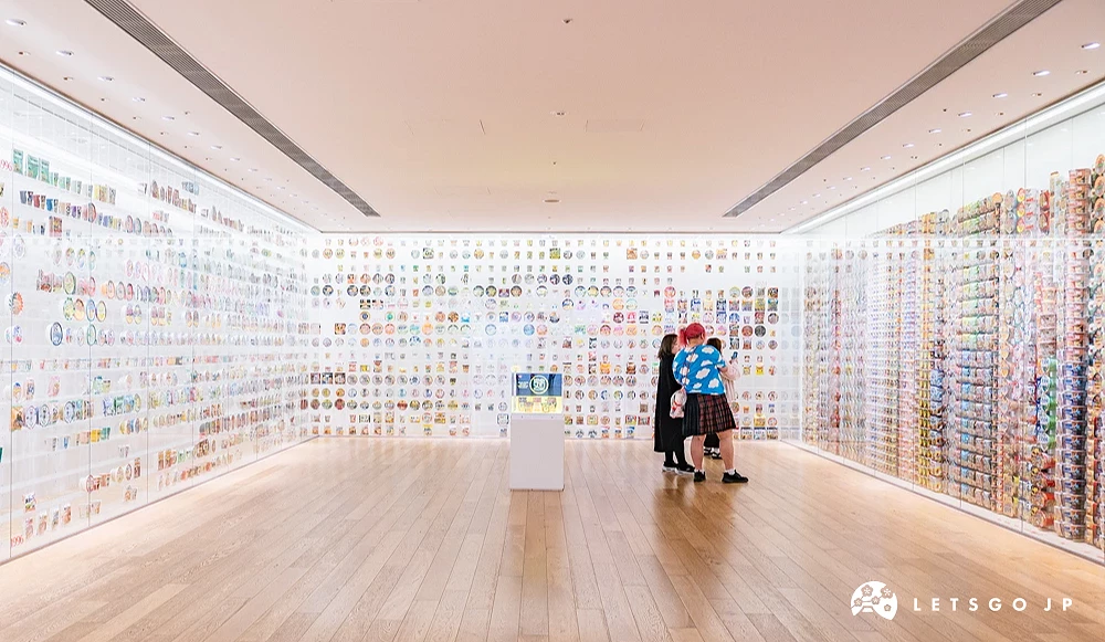展示窗裡面展示著各種年分推出的新泡麵