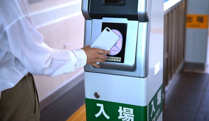 旅客以手機感應車站自動驗票閘門