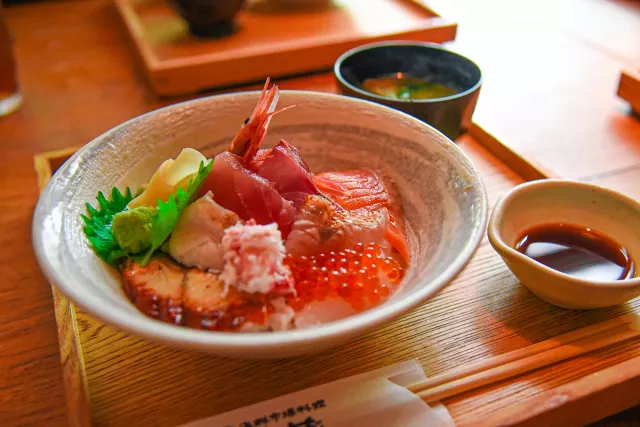 近江町市场必吃攻略：营业时间、人气海鲜丼、能登牛美食圣地 的缩图