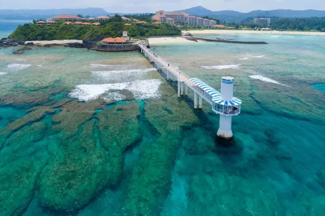 沖繩部瀨名海中公園攻略2026：海中展望塔與玻璃船門票、營業時間與交通 的縮圖
