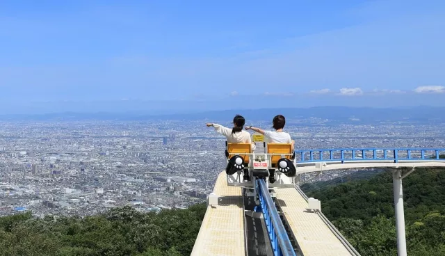 生駒山上遊樂園攻略：造型纜車時間、門票票價、交通與必玩設施一次看 的縮圖