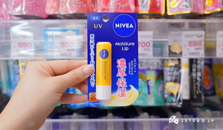 在日本药妆店拿着,nivea的夜间保湿系列厚肤护唇膏