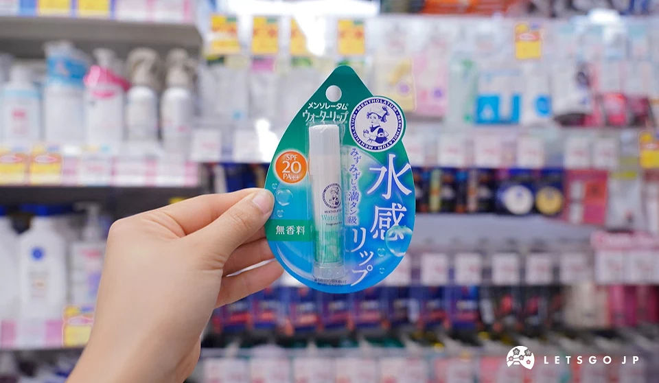 曼秀雷敦水润护唇膏蓝色包装,标示 SPF20 防晒与保湿效果,透明管身设计,主打清爽水润质地