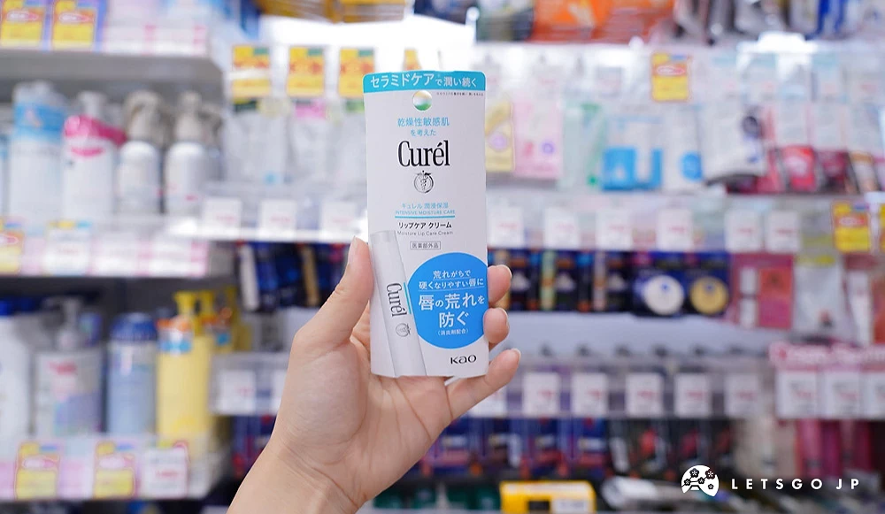 手拿着 Curél 润浸保湿护唇膏,旁边显示产品包装,强调高保湿与敏感肌适用特性