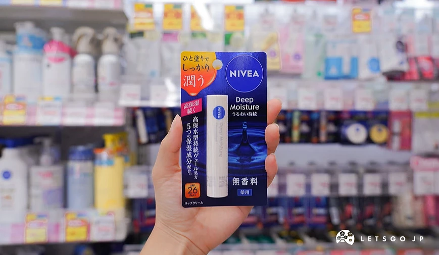 NIVEA 深蓝色包装护唇膏,标示 SPF26 PA++ 防晒与长效保湿功能,白色管身设计并强调无香料与药用特性