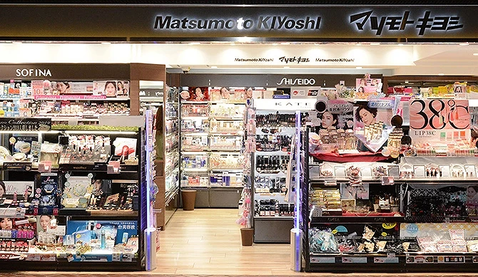 摆满展示货架的药妆店