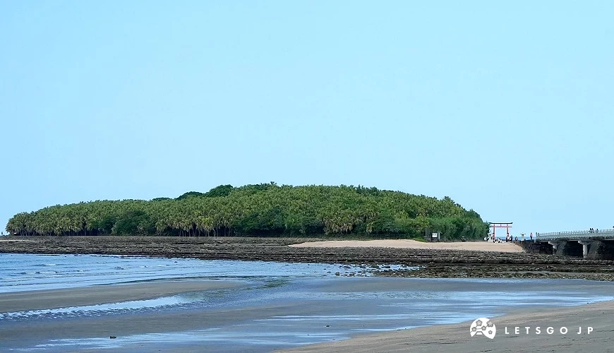 需橫渡彌生橋才能抵達的「青島神社」